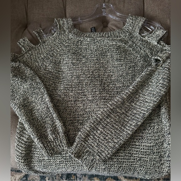 Design Lab cold shoulder woman’s sweater - Picture 2 of 4